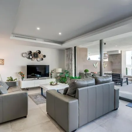 Rust En Luxe In The Apartment *
